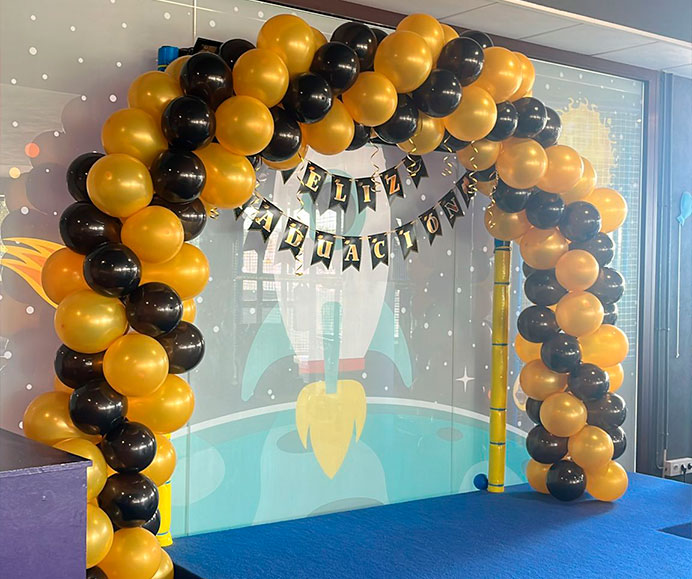 decoración de globos para una graduación