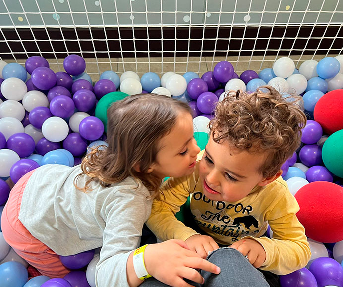 niños jugando en la zona de bolas